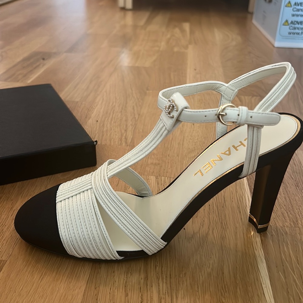 CHANEL new in box ivory and black heels